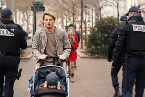 Comment surmonter une tragédie sans sombrer dans la haine et le désespoir ? L’histoire vraie d’Antoine Leiris, qui a perdu Hélène, sa femme bien-aimée, pendant les attentats du Bataclan à Paris, nous montre une voie possible : à la haine des terroristes, Antoine oppose l’amour qu’il porte à son jeune fils et à sa femme disparue.