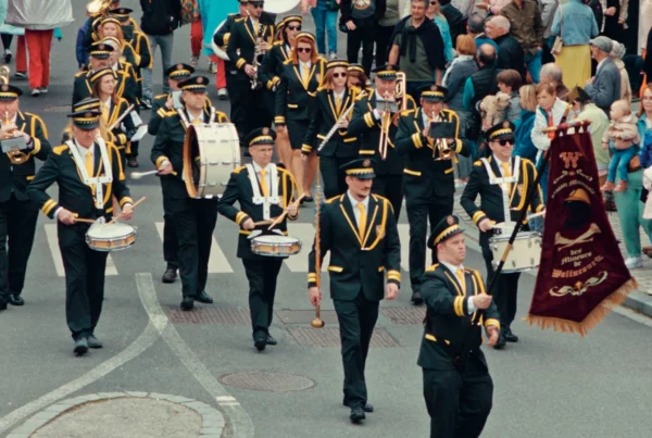 EN FANFARE